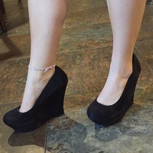 Black wedges